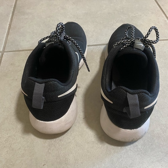 BLACK NIKE ROSHES - Picture 4 of 4